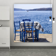 Lade das Bild in den Galerie-Viewer, Aluminiumbild Blauer Tisch am Meer Quadrat