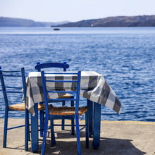 Lade das Bild in den Galerie-Viewer, Spannrahmenbild Blauer Tisch am Meer Quadrat