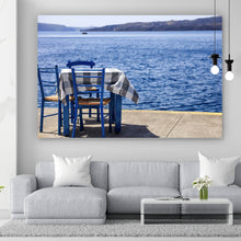 Lade das Bild in den Galerie-Viewer, Poster Blauer Tisch am Meer Querformat