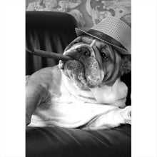 Lade das Bild in den Galerie-Viewer, Spannrahmenbild Bulldogge auf Ledersessel mit Zigarre und Hut Hochformat
