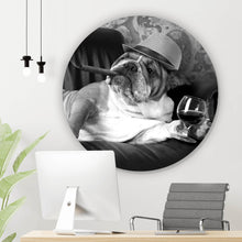 Lade das Bild in den Galerie-Viewer, Aluminiumbild gebürstet Bulldogge auf Ledersessel mit Zigarre und Hut Kreis