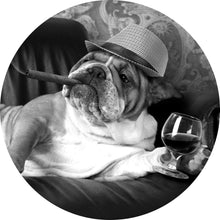 Lade das Bild in den Galerie-Viewer, Aluminiumbild gebürstet Bulldogge auf Ledersessel mit Zigarre und Hut Kreis