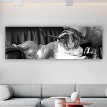Lade das Bild in den Galerie-Viewer, Leinwandbild Bulldogge auf Ledersessel mit Zigarre und Hut Panorama