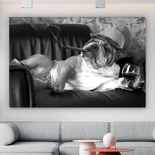 Lade das Bild in den Galerie-Viewer, Spannrahmenbild Bulldogge auf Ledersessel mit Zigarre und Hut Querformat