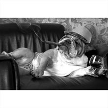 Lade das Bild in den Galerie-Viewer, Aluminiumbild Bulldogge auf Ledersessel mit Zigarre und Hut Querformat