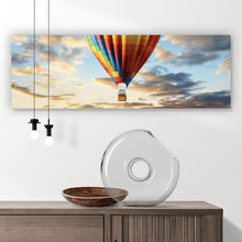 Lade das Bild in den Galerie-Viewer, Aluminiumbild gebürstet Bunter Heißluftballon im Flug Panorama