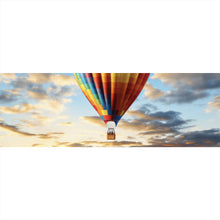 Lade das Bild in den Galerie-Viewer, Aluminiumbild Bunter Heißluftballon im Flug Panorama