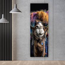 Lade das Bild in den Galerie-Viewer, Aluminiumbild gebürstet Buntes Kamel mit Brille Panorama Hoch