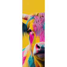 Lade das Bild in den Galerie-Viewer, Aluminiumbild Buntes modernes Hochlandrind vor gelben Hintergrund Panorama Hoch