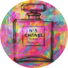 Lade das Bild in den Galerie-Viewer, Aluminiumbild gebürstet Parfum vor farbenfrohem Hintergrund Kreis