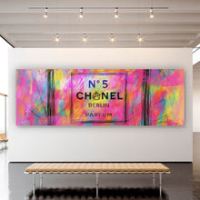 Lade das Bild in den Galerie-Viewer, Leinwandbild Parfum vor farbenfrohem Hintergrund Panorama