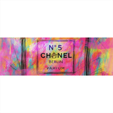 Lade das Bild in den Galerie-Viewer, Leinwandbild Parfum vor farbenfrohem Hintergrund Panorama