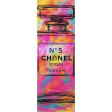 Lade das Bild in den Galerie-Viewer, Aluminiumbild gebürstet Parfum vor farbenfrohem Hintergrund Panorama Hoch
