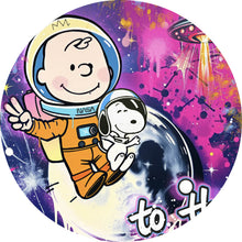 Lade das Bild in den Galerie-Viewer, Aluminiumbild gebürstet Charlie und Snoopy im Weltall Pop Art Kreis