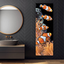 Lade das Bild in den Galerie-Viewer, Leinwandbild Clownfische schwimmen im lebendigen Korallenriff Panorama Hoch