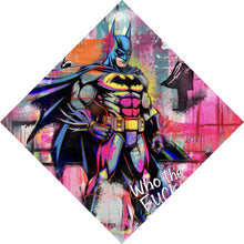 Lade das Bild in den Galerie-Viewer, Poster Comic Held vor buntem Street Art Hintergrund Raute