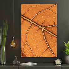 Lade das Bild in den Galerie-Viewer, Leinwandbild Detailansicht eines herbstlichen Blattes Hochformat