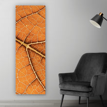 Lade das Bild in den Galerie-Viewer, Leinwandbild Detailansicht eines herbstlichen Blattes Panorama Hoch