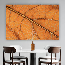 Lade das Bild in den Galerie-Viewer, Leinwandbild Detailansicht eines herbstlichen Blattes Querformat