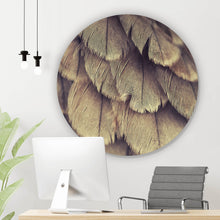 Lade das Bild in den Galerie-Viewer, Aluminiumbild gebürstet Detailierte Nahaufnahme eines Gefieders Kreis