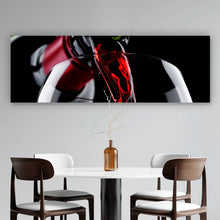 Lade das Bild in den Galerie-Viewer, Poster Edler Wein fließt ins Glas Panorama