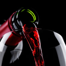 Lade das Bild in den Galerie-Viewer, Leinwandbild Edler Wein fließt ins Glas Quadrat