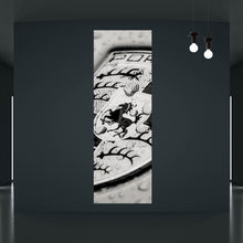 Lade das Bild in den Galerie-Viewer, Aluminiumbild gebürstet Edles Emblem mit Regentropfen Panorama Hoch