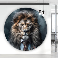 Lade das Bild in den Galerie-Viewer, Aluminiumbild gebürstet Edles Löwenporträt im eleganten Anzug Kreis