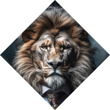 Lade das Bild in den Galerie-Viewer, Aluminiumbild gebürstet Edles Löwenporträt im eleganten Anzug Raute