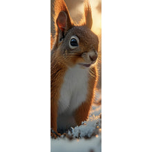 Lade das Bild in den Galerie-Viewer, Poster Eichhörnchen im verschneiten goldenen Morgenlicht Panorama Hoch