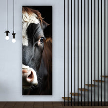 Lade das Bild in den Galerie-Viewer, Leinwandbild Eindrucksvolle Nahaufnahme einer Kuh Panorama Hoch