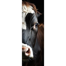 Lade das Bild in den Galerie-Viewer, Leinwandbild Eindrucksvolle Nahaufnahme einer Kuh Panorama Hoch