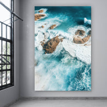 Lade das Bild in den Galerie-Viewer, Aluminiumbild Eindrucksvolles Meeresrauschen auf Felsen Hochformat