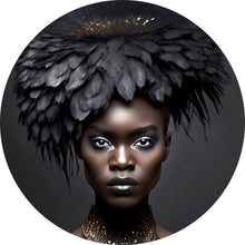 Lade das Bild in den Galerie-Viewer, Aluminiumbild gebürstet Elegante Frau mit beeindruckendem Federkopfschmuck Kreis
