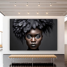 Lade das Bild in den Galerie-Viewer, Leinwandbild Elegante Frau mit beeindruckendem Federkopfschmuck Querformat