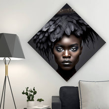 Lade das Bild in den Galerie-Viewer, Leinwandbild Elegante Frau mit beeindruckendem Federkopfschmuck Raute