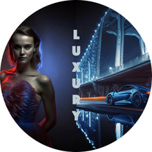Lade das Bild in den Galerie-Viewer, Aluminiumbild gebürstet Elegante Frau vor Brücke und Sportwagen bei Nacht Kreis
