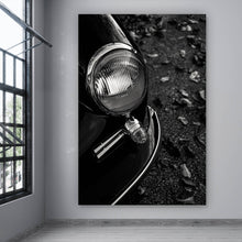 Lade das Bild in den Galerie-Viewer, Aluminiumbild gebürstet Elegante Oldtimer Scheinwerfer Hochformat