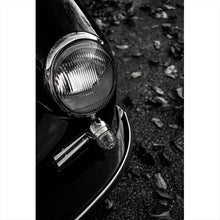 Lade das Bild in den Galerie-Viewer, Aluminiumbild Elegante Oldtimer Scheinwerfer Hochformat