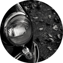 Lade das Bild in den Galerie-Viewer, Aluminiumbild Elegante Oldtimer Scheinwerfer Kreis