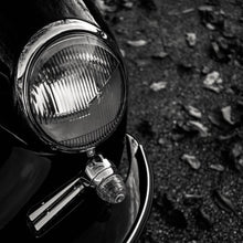 Lade das Bild in den Galerie-Viewer, Aluminiumbild Elegante Oldtimer Scheinwerfer Quadrat