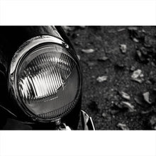 Lade das Bild in den Galerie-Viewer, Aluminiumbild Elegante Oldtimer Scheinwerfer Querformat