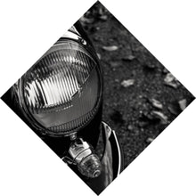 Lade das Bild in den Galerie-Viewer, Leinwandbild Elegante Oldtimer Scheinwerfer Raute