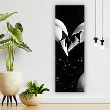 Lade das Bild in den Galerie-Viewer, Poster Elegante Schwäne formen Herzbild Panorama Hoch