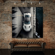 Lade das Bild in den Galerie-Viewer, Aluminiumbild Elegantes Auto auf Brücke mit Wasser im Hintergrund Quadrat