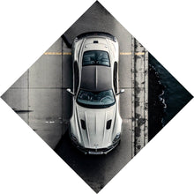 Lade das Bild in den Galerie-Viewer, Leinwandbild Elegantes Auto auf Brücke mit Wasser im Hintergrund Raute