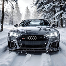 Lade das Bild in den Galerie-Viewer, Spannrahmenbild Elegantes Auto fährt durch verschneiten Winterwald Quadrat
