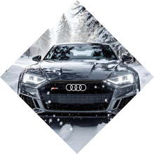 Lade das Bild in den Galerie-Viewer, Aluminiumbild gebürstet Elegantes Auto fährt durch verschneiten Winterwald Raute