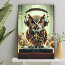 Lade das Bild in den Galerie-Viewer, Leinwandbild Eule als DJ mit Kopfhörern Hochformat