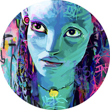 Lade das Bild in den Galerie-Viewer, Aluminiumbild gebürstet Fantasievolles Porträt in leuchtenden Farben mit Graffiti Elementen Kreis